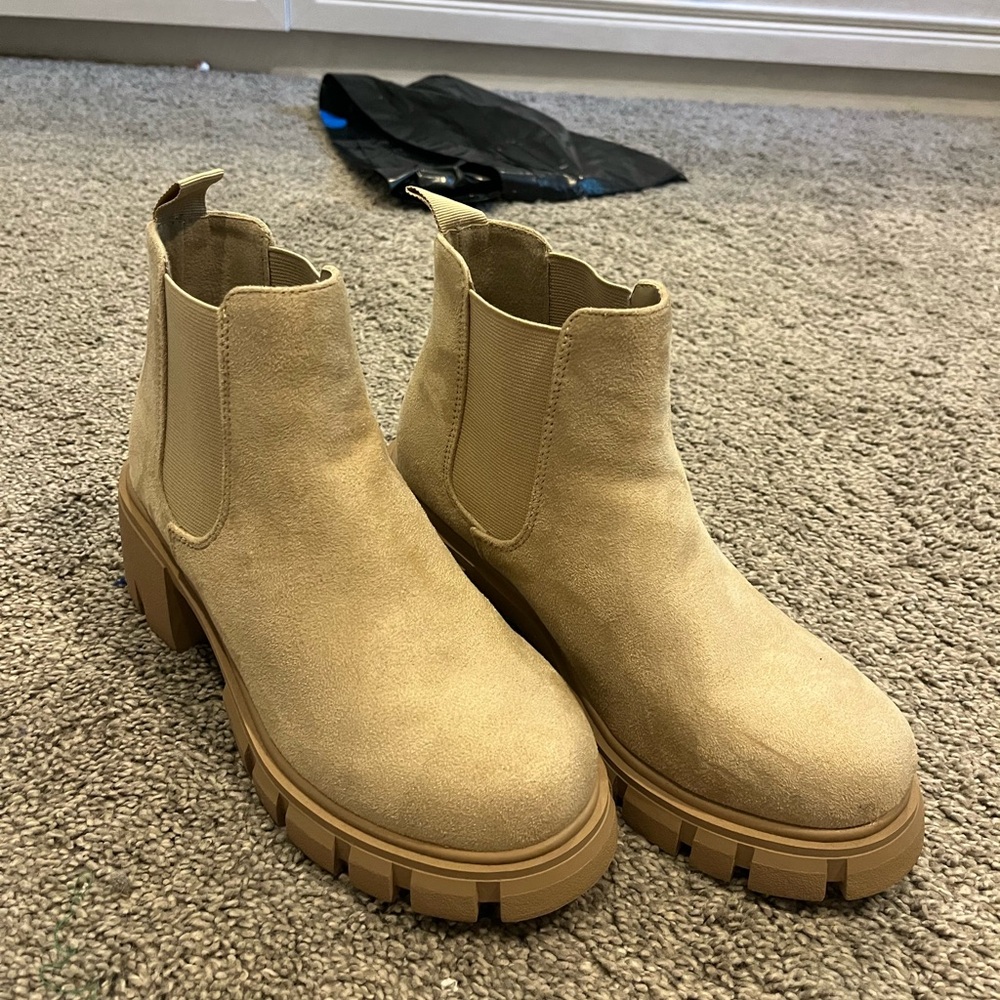 Heeled boots